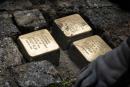 Der Künstler Gunter Demnig verlegte 2014 die Stolpersteine in der Poststraße.