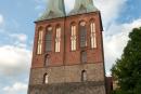 Die Nikolaikirche mit ihrem Turmsockel aus grauen Feldsteinen und den Zwillingstürmen aus Backstein