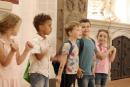 Kinder erleben durch Klatschen und dem Einsatz ihrer Stimme das Echo in der Nikolaikirche © Stadtmuseum Berlin