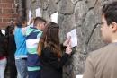 Jugendliche untersuchen das Mauerwerk am Märkischen Museum auf eiszeitliche Herkunft