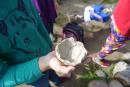 Eine im Workshop hergestellte Schale aus Ton