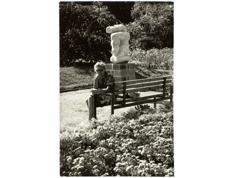 Besucherin der Freiluft-Ausstellung  „Plastik und Blumen“