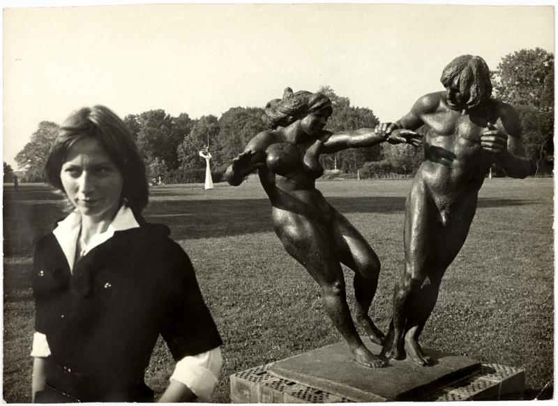 Frau Schmidt vor der Skulptur „Junges Paar“