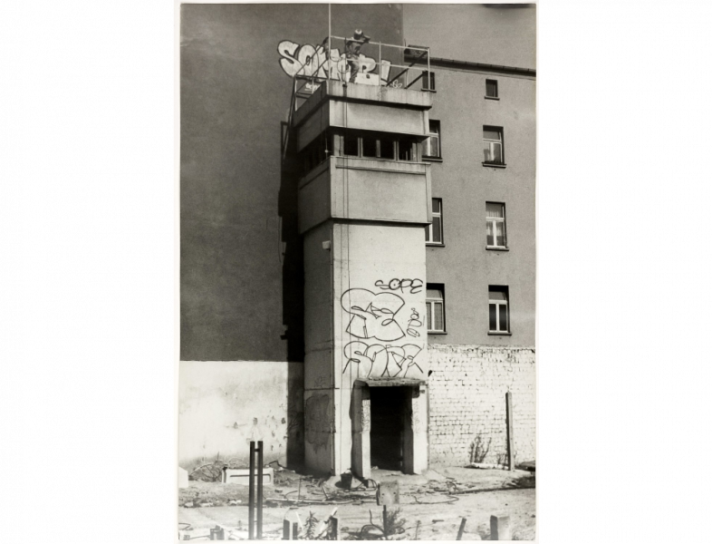 Wachturm mit Kind, Berlin, um 1990