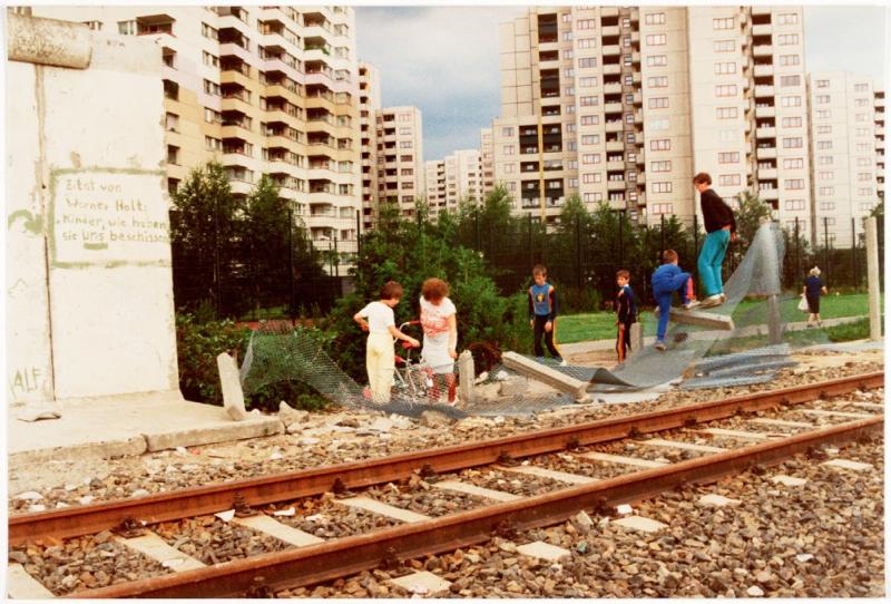 Spielende Kinder zwischen Mauerresten am Märkischen Viertel